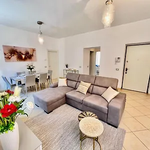 Divina Luxury With Jacuzzi Near The Apartment